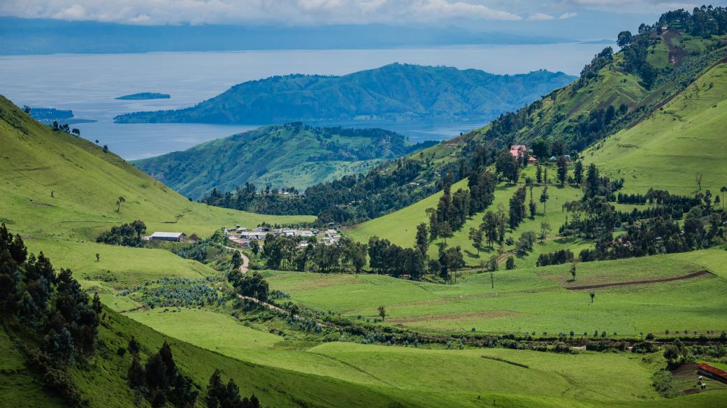 Pohled na jezero Kivu z údolí u města Goma, Konžská demokratická republika