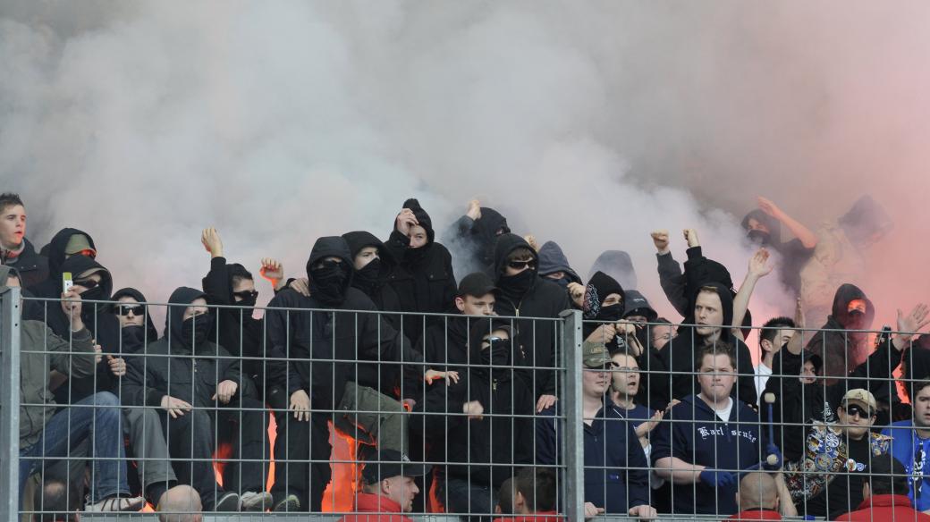 Chuligáni, agresivní fotbaloví fanoušci (ilustr. foto)