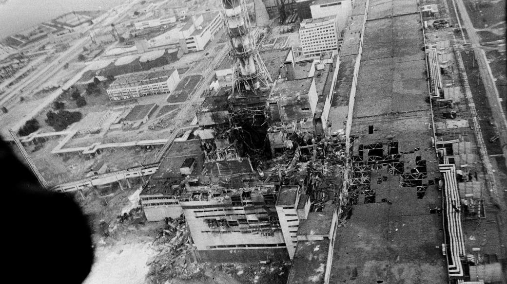 Archivní fotografie černobylské elektrárny pořízená několik dní po největším jaderném neštěstí na světě, při kterém 26. dubna 1986 explodoval jeden ze čtyř reaktorů této elektrárny