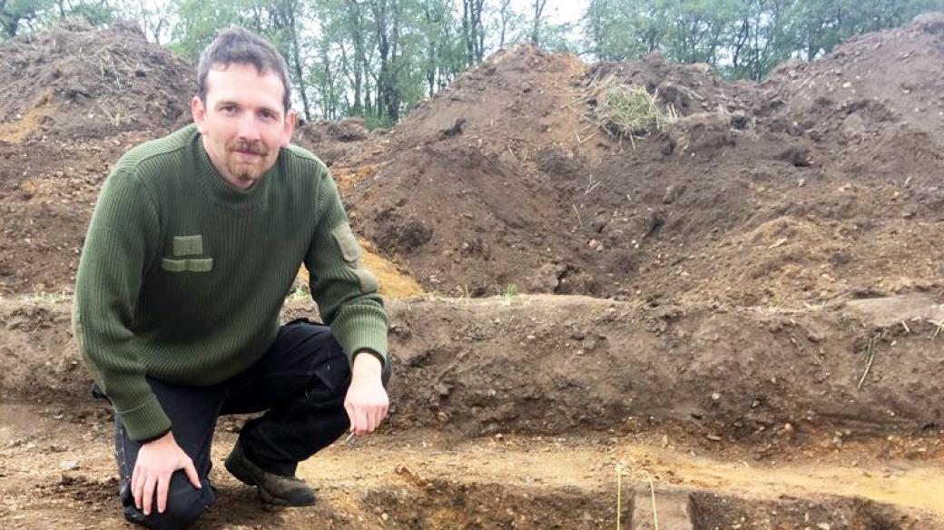 Archeologové pod Řípem odkryli další z pravěkých mohyl. Objevili i původní 6 tisíc let starý hrob