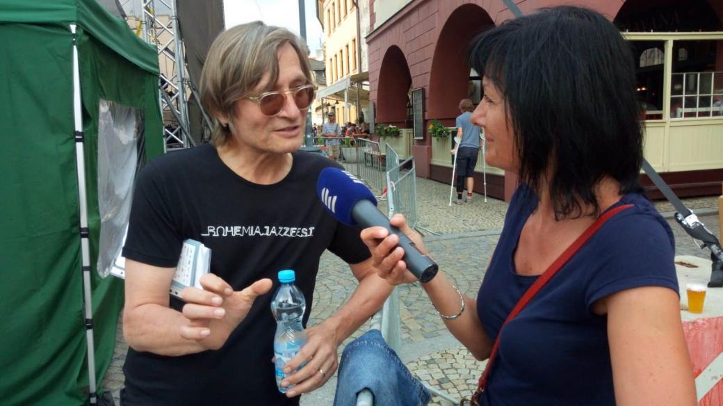 Ředitel festivalu Bohemia Jazz Fest Rudy Linka s autorkou kulturního magazínu Kavárna Pavlou Kuchtovou
