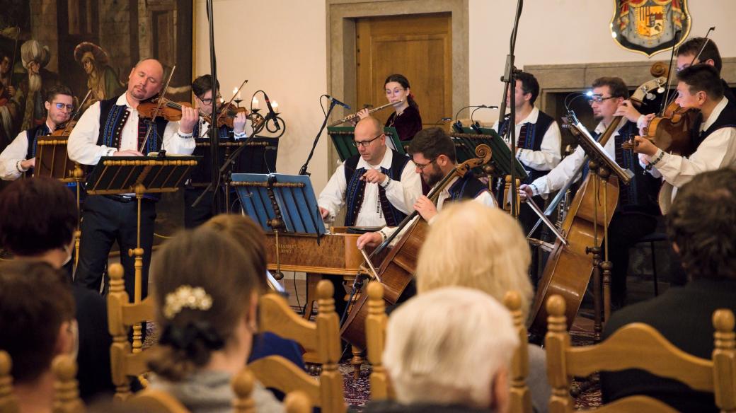 Koncert Brněnského rozhlasového orchestru lidových nástrojů ve Schwarzenberském sále třeboňského zámku