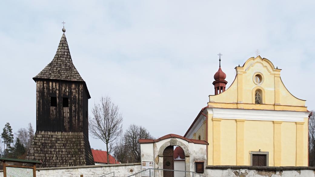 Unikátní celodřevěná zvonice v Horním Studenci najdeme hned vedle kostela svatého Václava