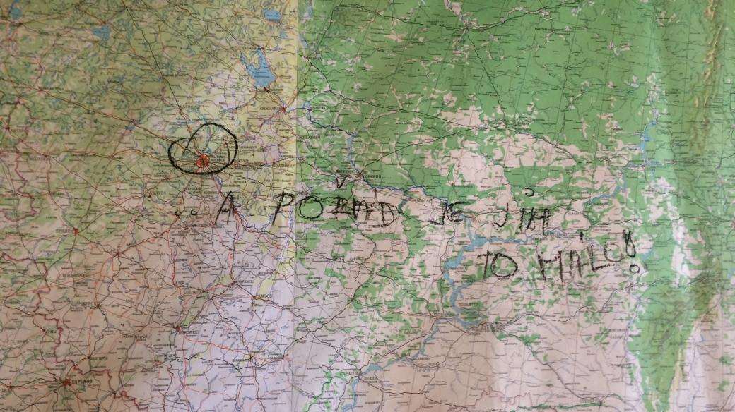 Tahle ruská mapa zůstala po sovětském vojsku ve zdechovickém zámku, takto ji popsal jeden z návštěvníků