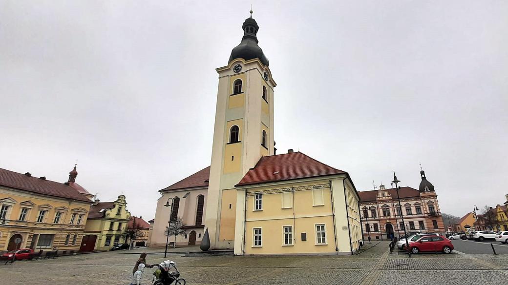 Zvonice vedle farního kostela sv. Mikuláše v Dobřanech