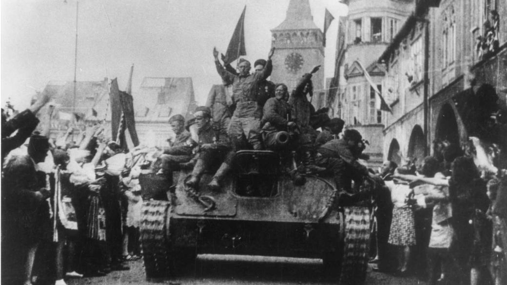 Vítání Rudé armády v Jičíně v květnu 1945. Průjezd samohybného děla SU-76