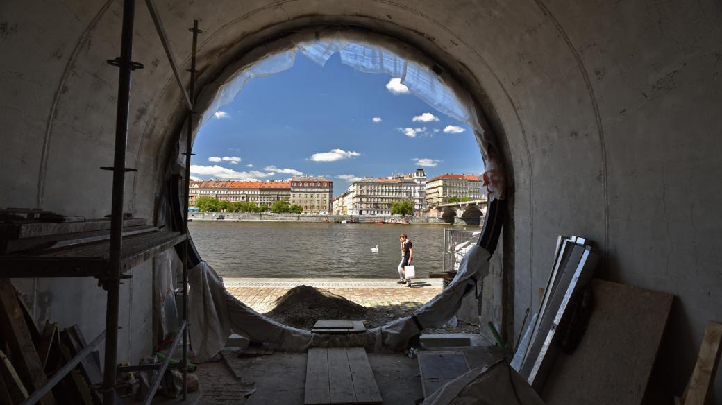 Náplavka na Rašínově nábřeží v Praze, rekonstrukce kobek 