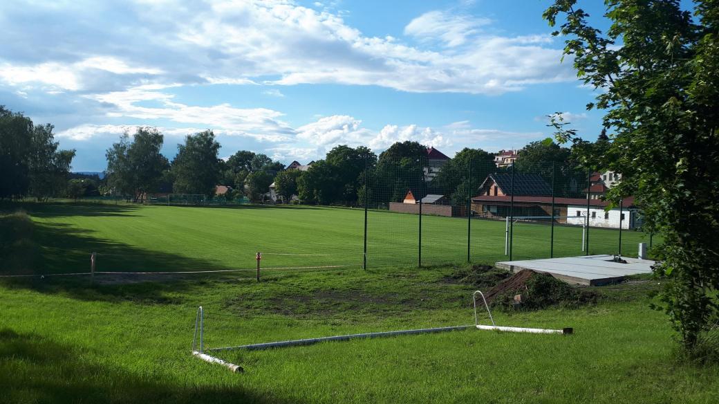 Hřiště FK Malečov vytěžilo z koronavirové pauzy maximum - krásný nový trávník
