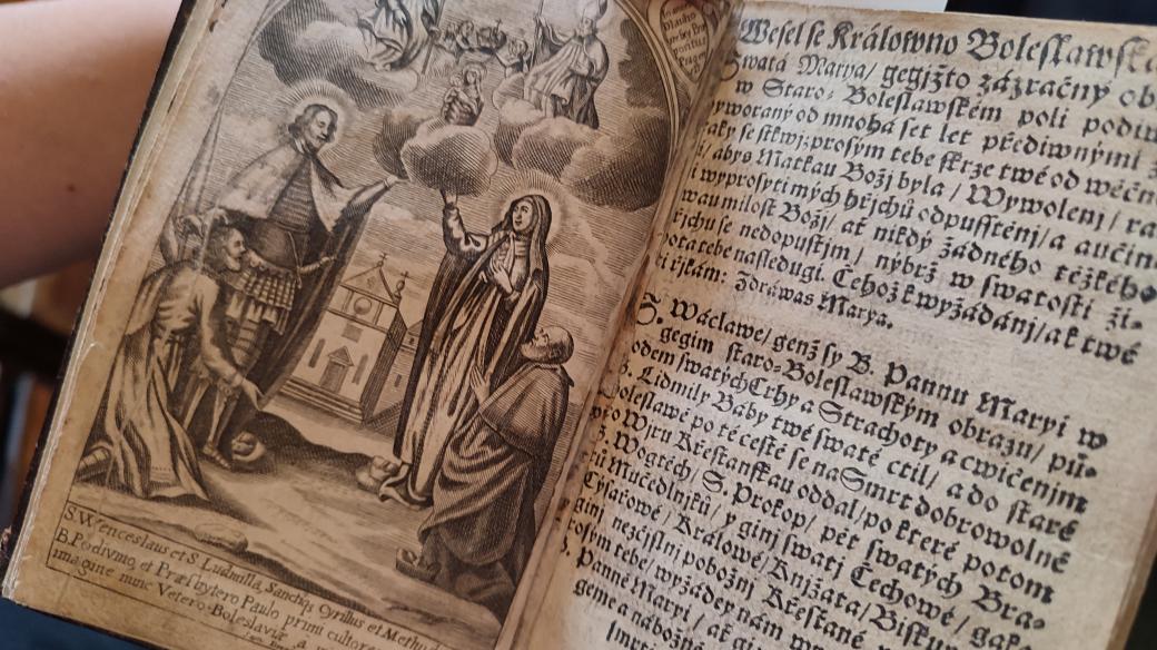 Jedno z vyobrazení svaté Ludmily ve starých knihách, které uchovávají v pražském Klementinu