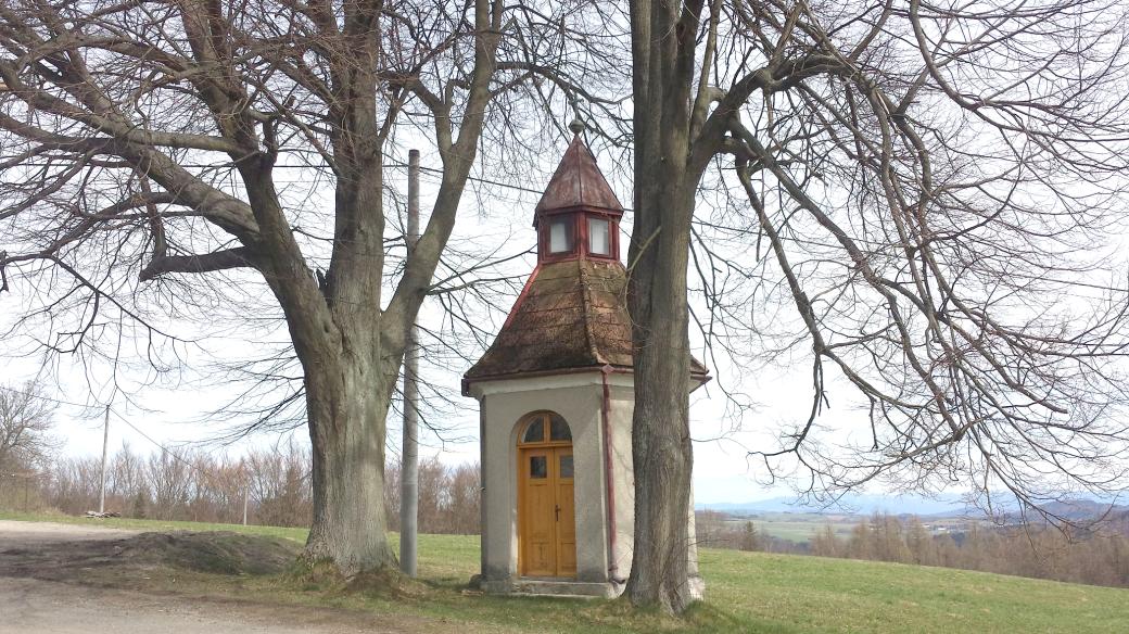 Kaple v obci je zasvěcena Nejsvětější Trojici