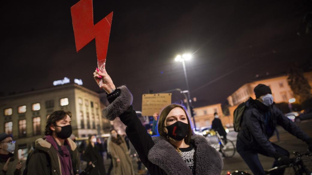 Už přes měsíc zmítají Polskem demonstrace proti dalšímu zpřísnění protipotratových zákonů