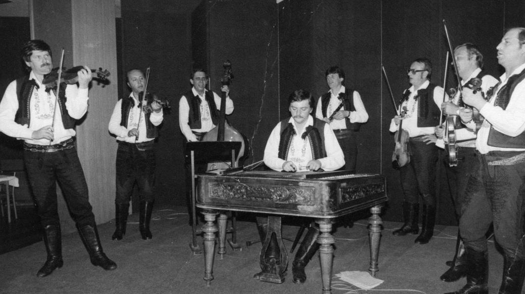 Muzika při vystoupení v roce 1982 s primášem Josefem Kučerou