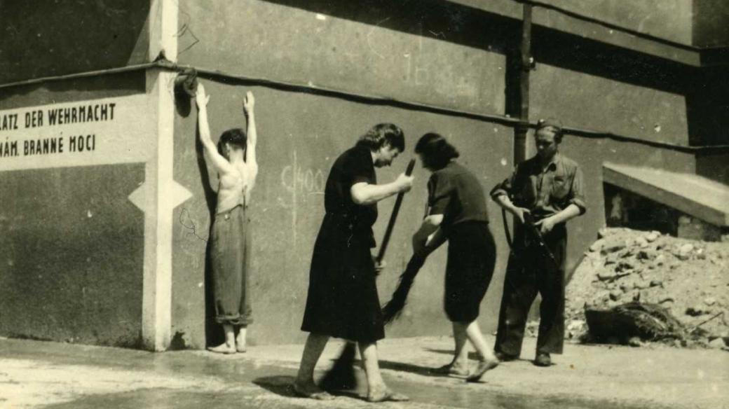 Německé ženy, které pod dohledem Revolučních gard v květnu 1945 uklízely Prahu