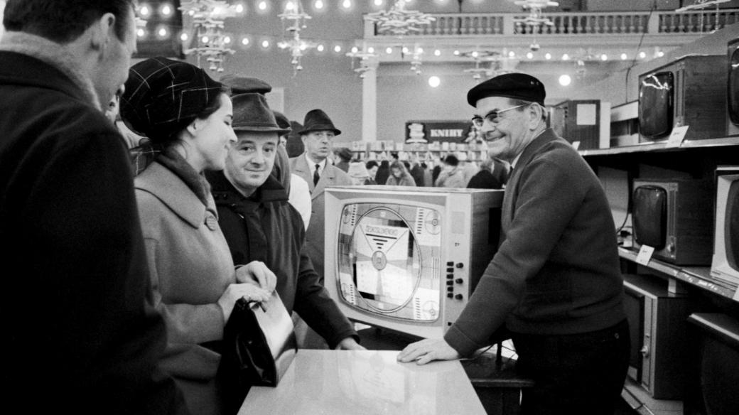 Prodej televizorů na vánočním trhu v Parku kultury a oddechu Julia Fučíka v Praze, listopad 1968