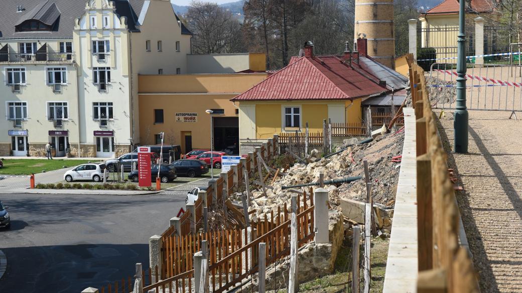 Zřícená zeď u zámku v Děčíně