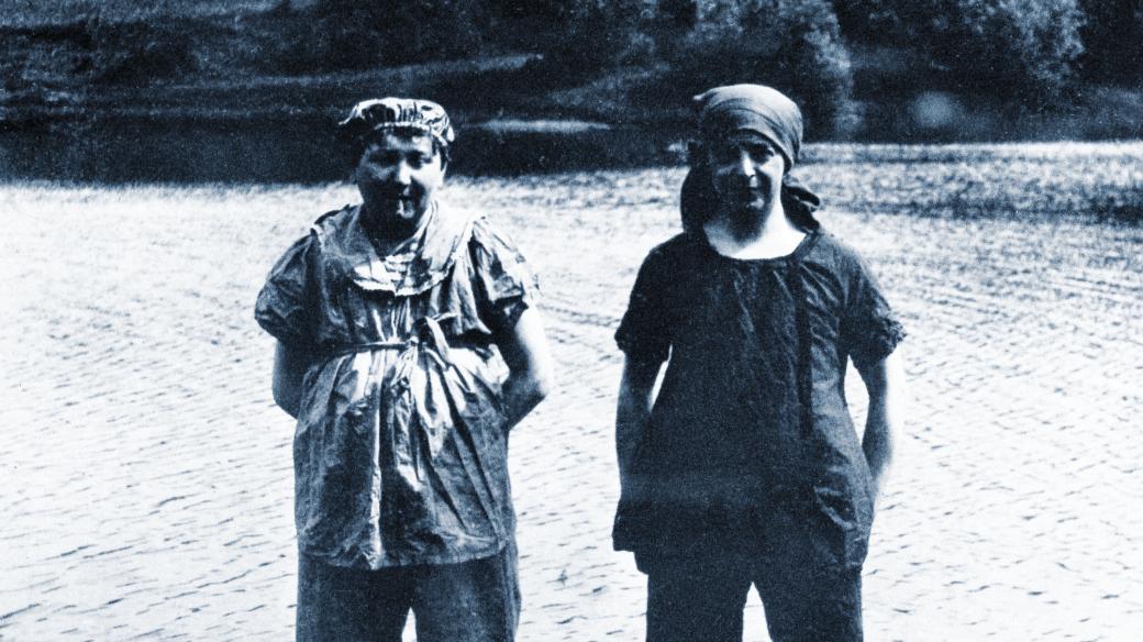 Spisovatelé Jaroslav Hašek (vlevo) a Z. M. Kuděj na výletě v roce 1914. Fotografie zaslali do redakce Světozoru s textem "To jsou následky Svojsíkovy výchovy