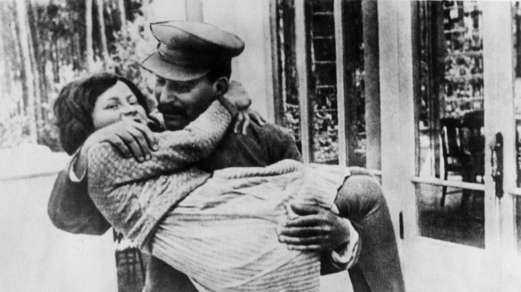 Světlana Allilujevová a její otec Josif Vissarionovič Stalin v roce 1936