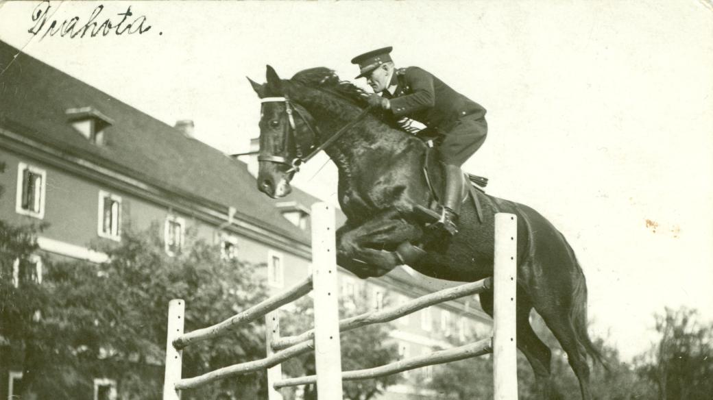 Podplukovník Josef Svatoň na klisně Drahotě v roce 1931, byl velmi  dobrým jezdcem a tak byl v roce 1935 přizván do přípravy na olympijské hry v Berlíně, které se konaly v roce 1936