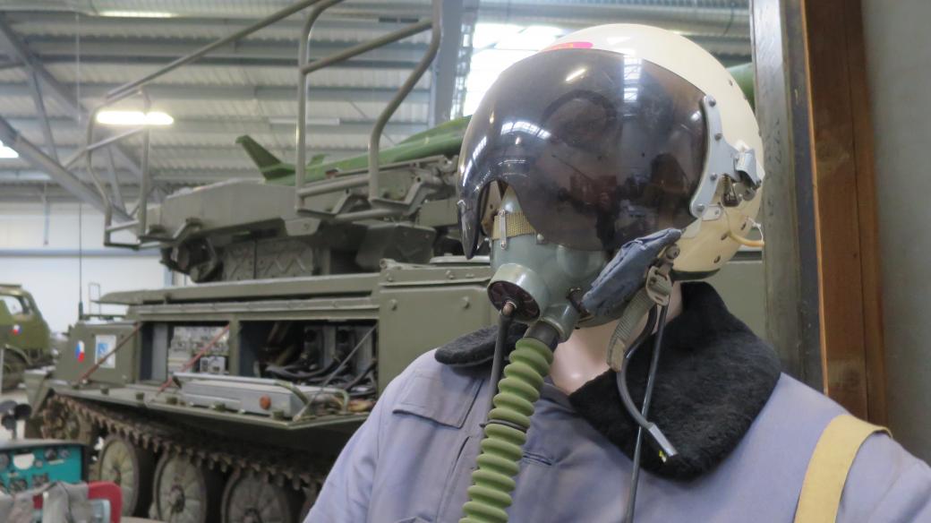Figurína armádního pilota v zimní uniformě, vzor 82 a přilbou typu ZŠ 5 s dýchačem