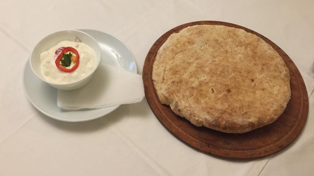 Kosovská pochoutka lëng speca je vydatná a vystačí i na samostatné jídlo.