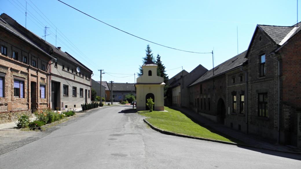 Náves v Dobrčicích s kaplí z roku 1773