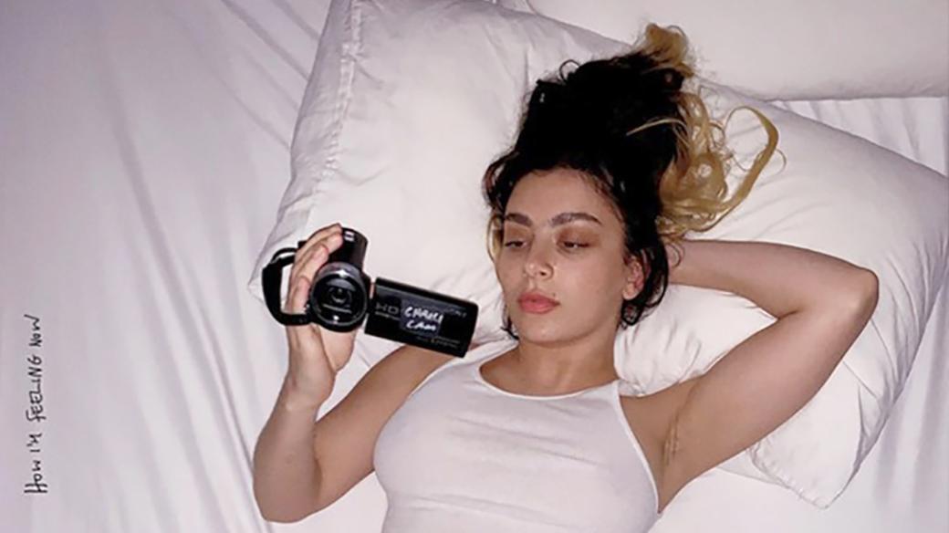 Charli XCX na obalu své desky How I'm Feeling Now z roku 2020. Na její nové album, které by mělo vyjít v březnu 2022, jsou všichni zvědaví