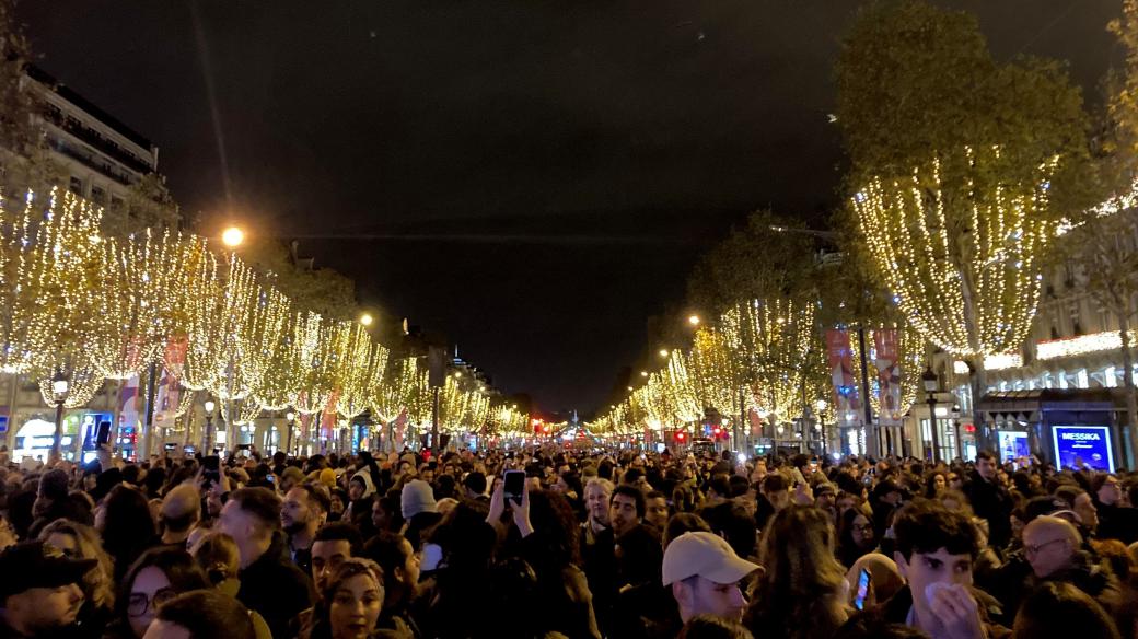 Na slavnostní rozsvícení vánočního osvětlení Champs-Élysées se přišly podívat tisíce lidí