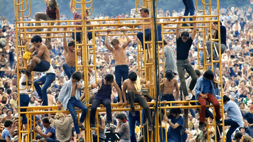 Snímek z amerického hudebního festivalu Woodstock, který proběhl v roce 1969