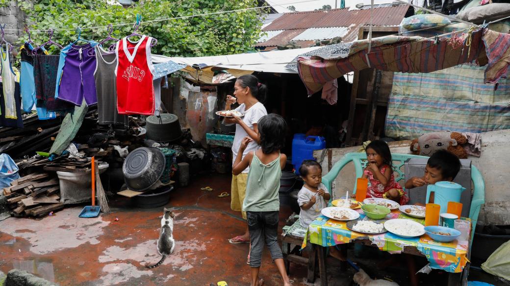 Rodina ve slumu u Manily, Filipíny