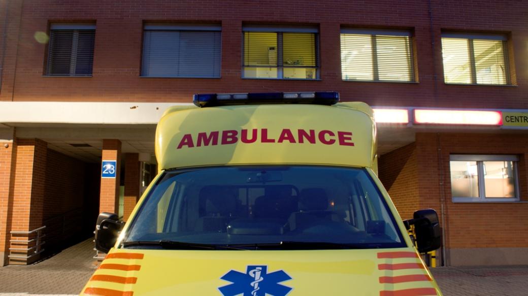 Krajská nemocnice Tomáše Bati ve Zlíně - vůz ambulance pře jednou z budov