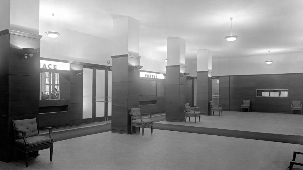 Zrekonstruovaná vstupní hala rozhlasové budovy na Vinohradech (1946)