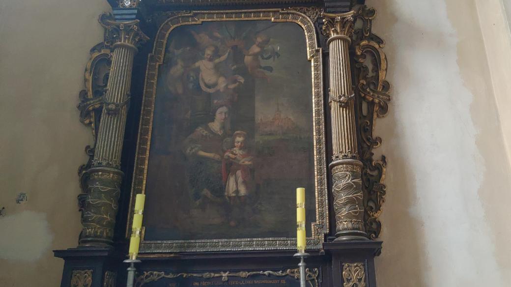 Barokní obraz v kostele svatého Petra a Pavla zachycuje svatou Ludmilou, jak vyučuje svého vnuka Václava