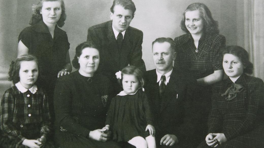 Rodinné foto Lukášových (zleva nahoře: Věra, Jan, Marie, rodiče, zleva dole: Lydie, Olinka, Eva)
