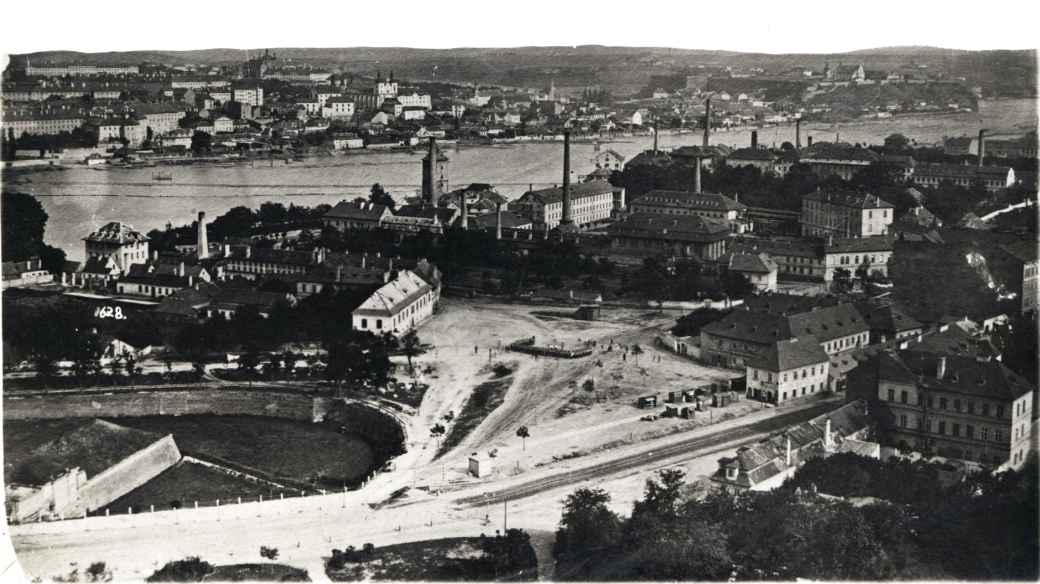 Panoramatický pohled na část Smíchova v roce 1872, uprostřed Porgesova kartounka