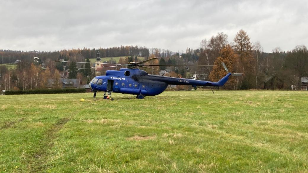 Těžba dřeva v NP České Švýcarsko pomocí vrtulníku