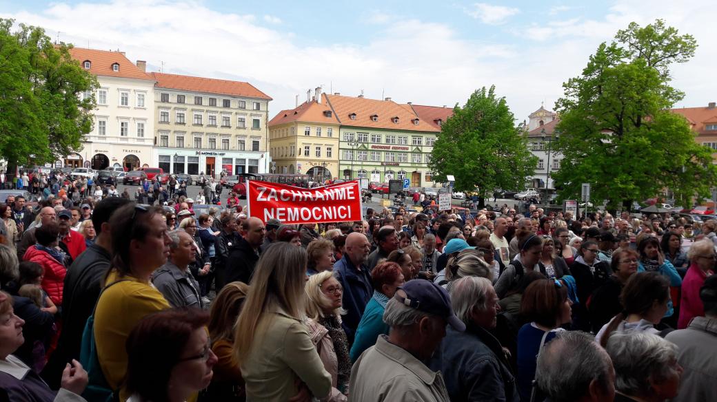 Lidé protestující proti prodeji provozu litoměřické nemocnice zaplnili náměstí