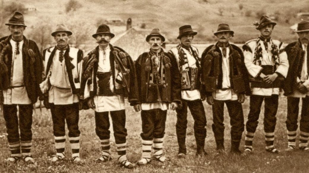 Huculové, obyvatelé Podkarpatské Rusi v lidových krojích, kolem roku 1920