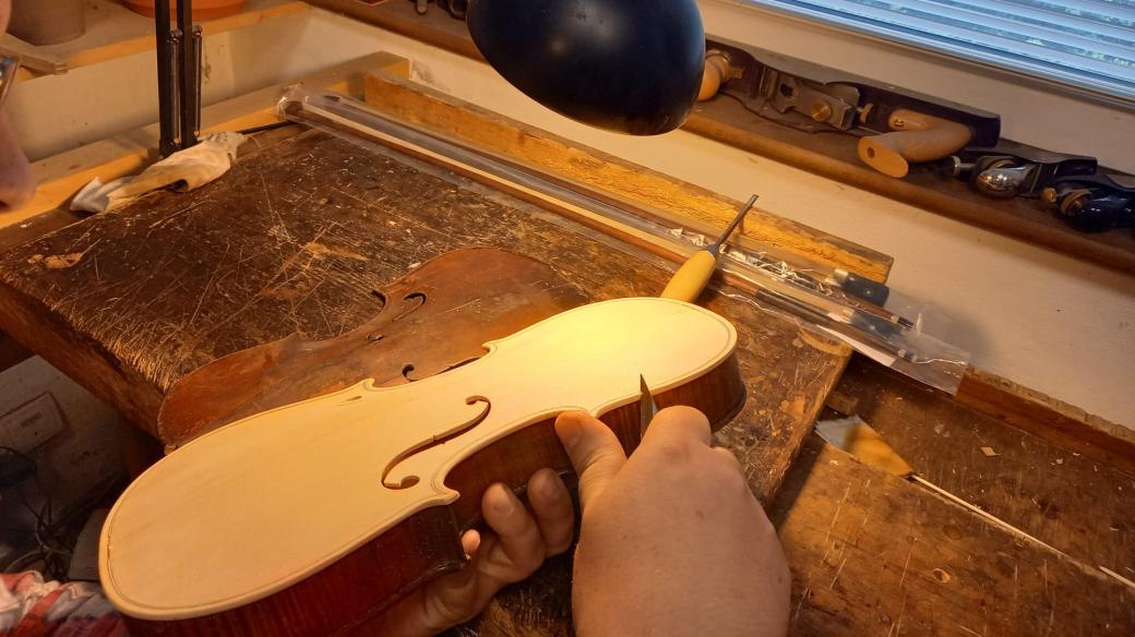 Výroba houslí, houslařská dílna Pavla Celého
