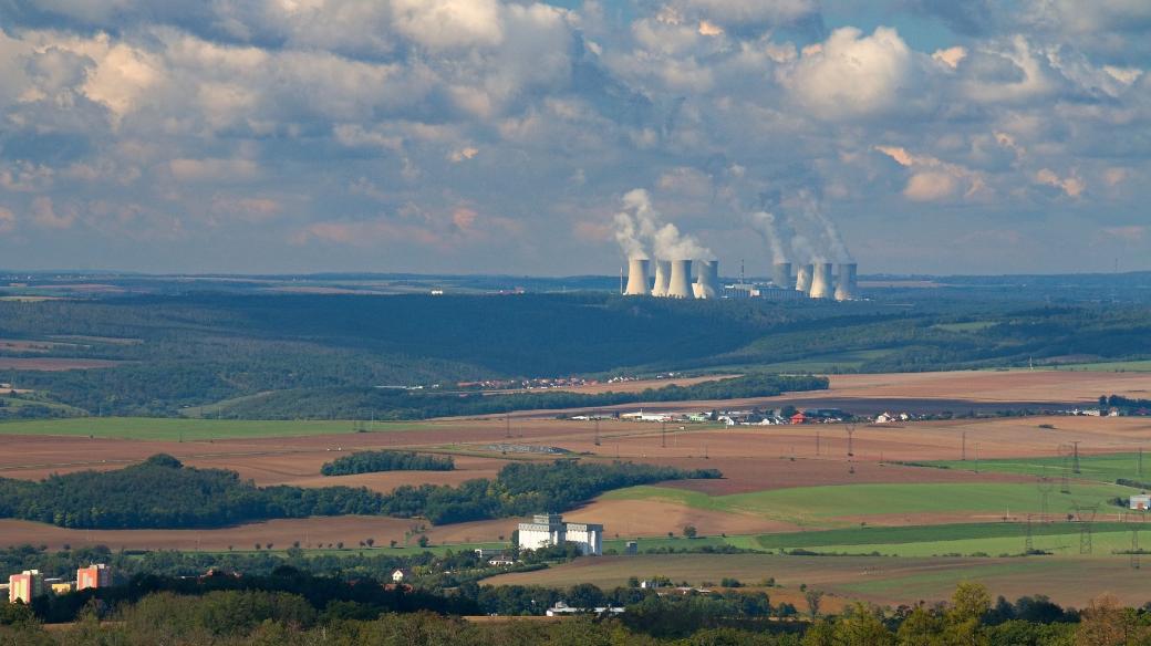 Výhled na jadernou elektrárnu Dukovany
