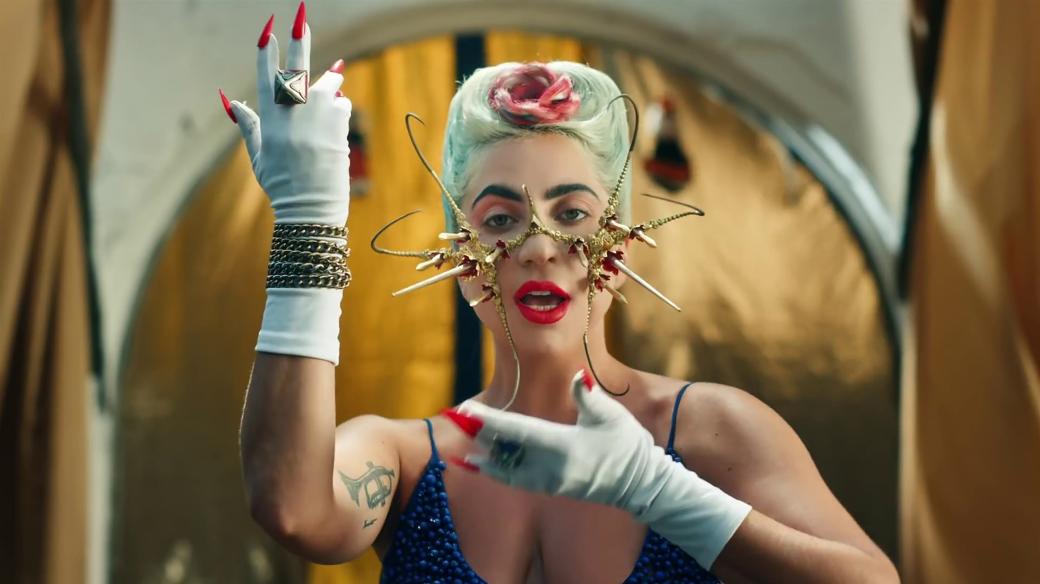 Lady Gaga ve videoklipu k písni 911 z alba Chromatica