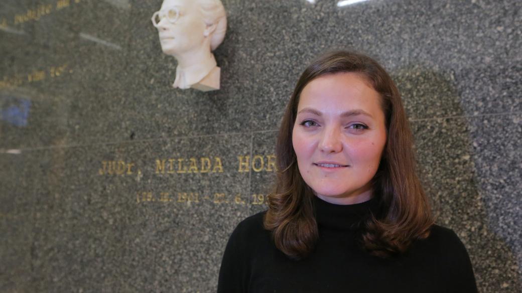 Sochařka Magdalena Roztočilová před bustou Milady Horákové