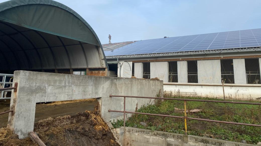 V Klapém instalují na střechu kravína solární elektrárnu