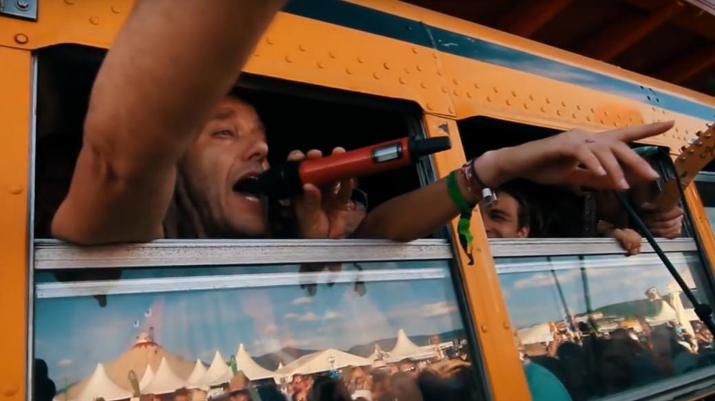 Bas Barnasconi z holandské kapely Bazzookas během vystoupení ve žlutém autobusu skupiny