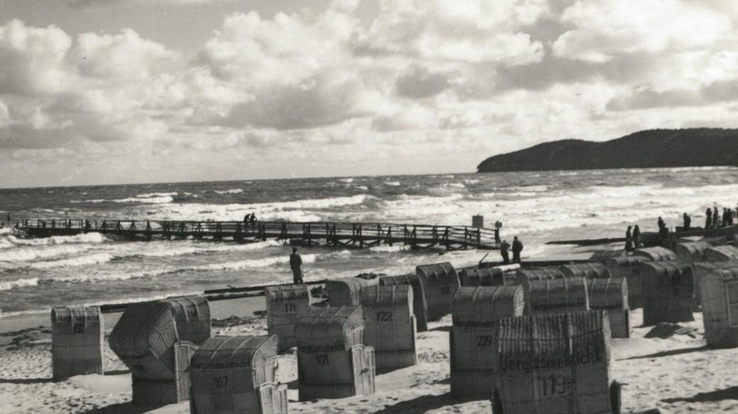 Ráno na pláži v blízkosti letoviska Binz na Rujáně, 1956