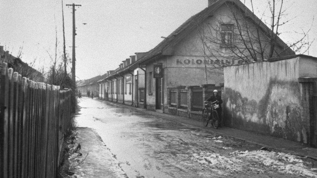 Z dobového textu, leden 1938: Nouzová kolonie na Proseku, která jediná zůstane a má být tak památníkem popřevratové bytové krise