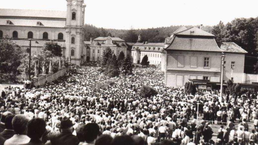 Centrum poutního místa Velehrad bylo zaplněno tisíci poutníků z celého Československa