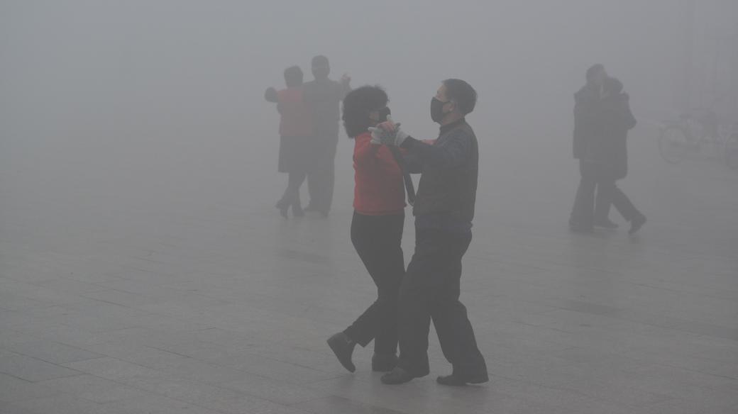 Čínu sužuje smog (na ilustračním snímku z ledna 2017 tančící páry s maskami na tvářích ve Fu-jangu, provincie An-chuej).