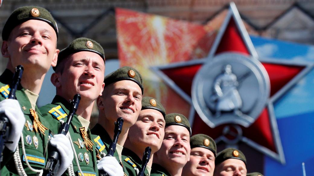 Ruští vojáci během přehlídky na ruský Den vítězství