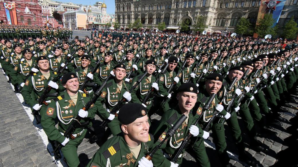 Ruští vojáci na přehlídce na Rudém náměstí