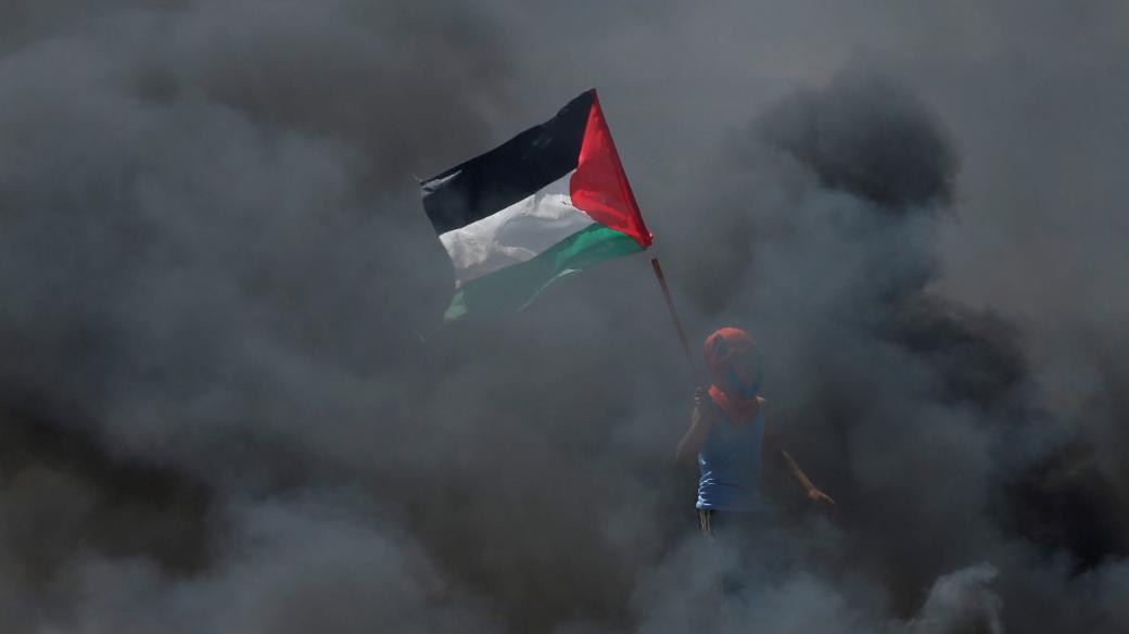 Chlapec s palestinskou vlajkou během protestů proti přesunu americké ambasády z Tel Avivu do Jeruzaléma